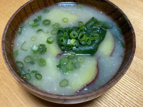 甘くてホクホク♡さつまいもとほうれん草の味噌汁